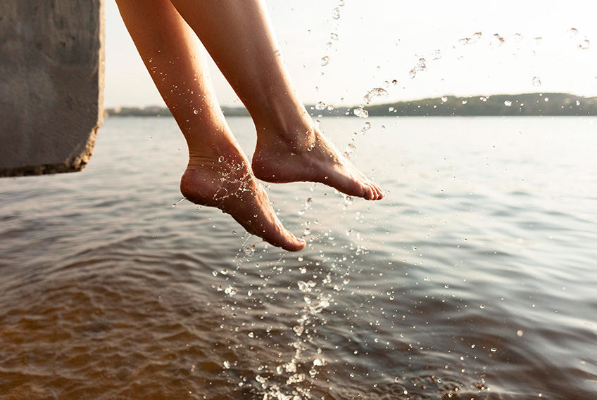 voeten die water spetteren